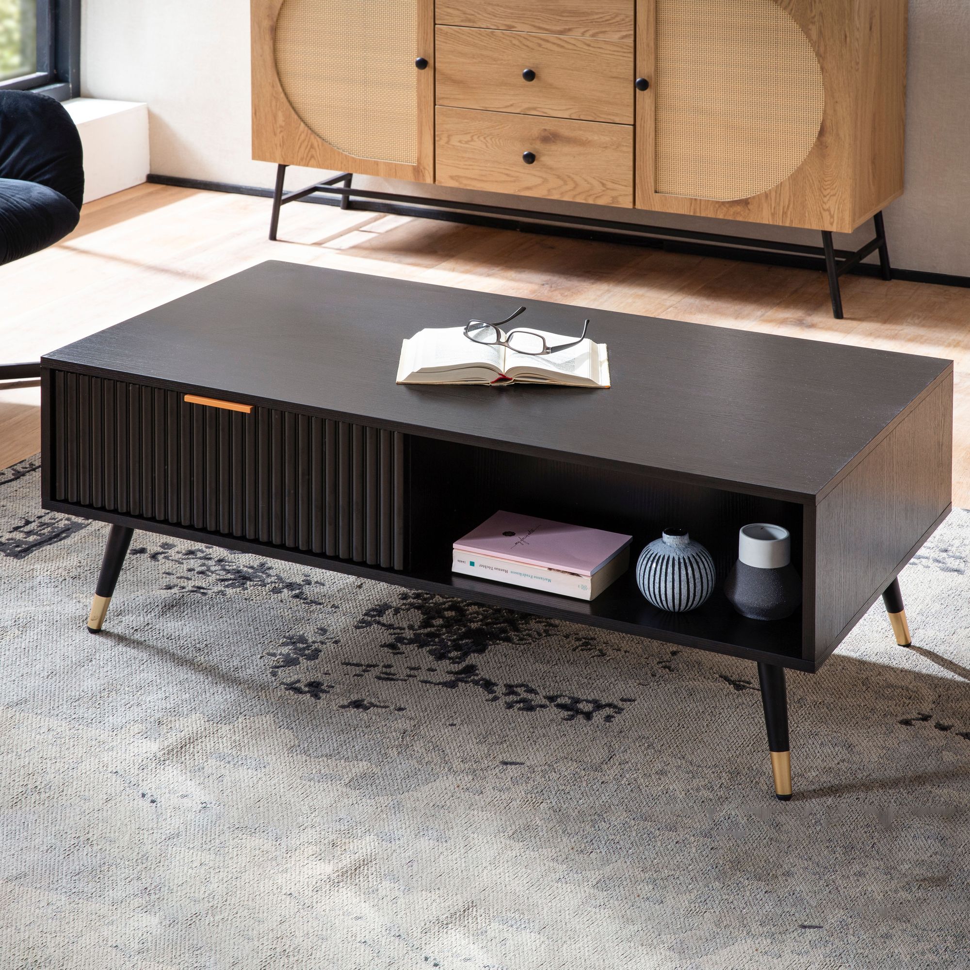 Čierny konferenčný stolík s dubovým dekórom | 110x60x43 cm | Moderný stolík s úložnými zásuvkami